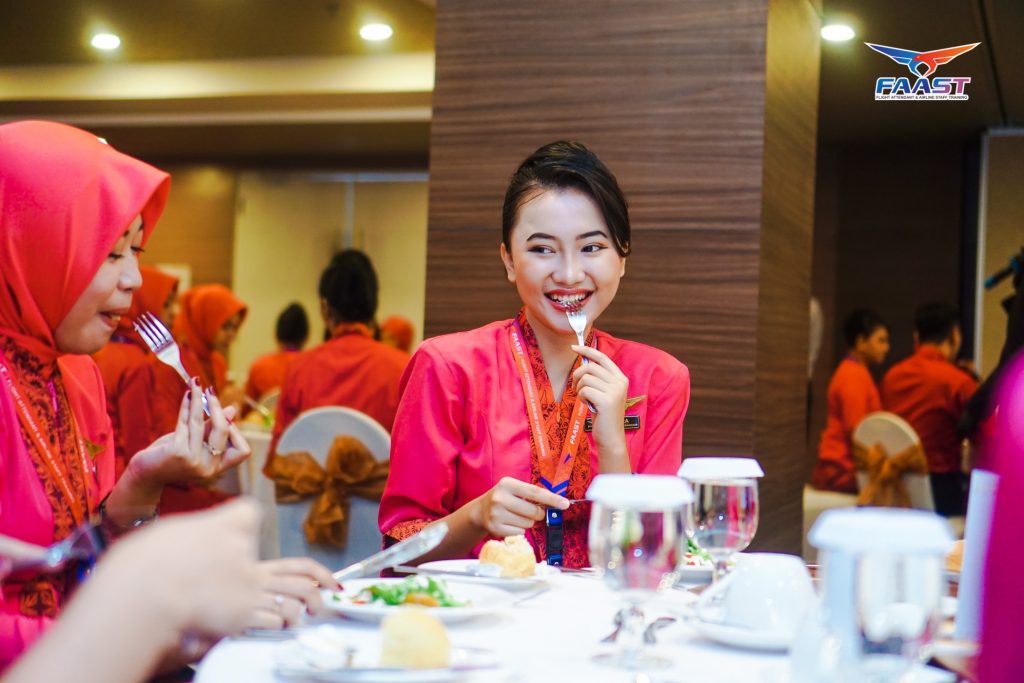 Table Manner Sekolah Pramugari FAAST Penerbangan Yogyakarta Angkatan Juli 2022 di Platinum Adisucipto Hotel Yogyakarta